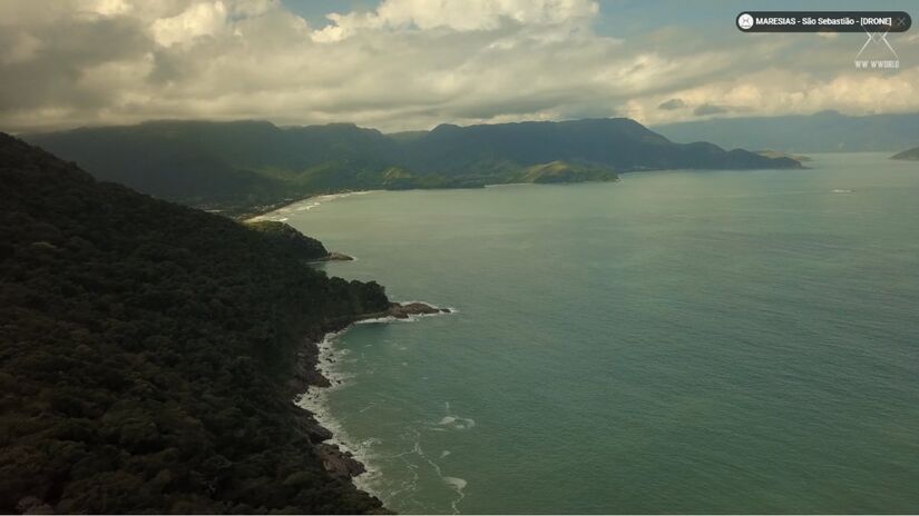 No fim do caminho, a vista se abre para uma praia preservada, com ondas longas que atraem surfistas experientes e iniciantes