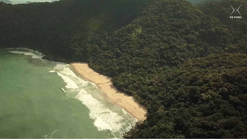 Um dos acessos laterais leva a uma cachoeira de água gelada, parada perfeita para renovar as energias depois da trilha