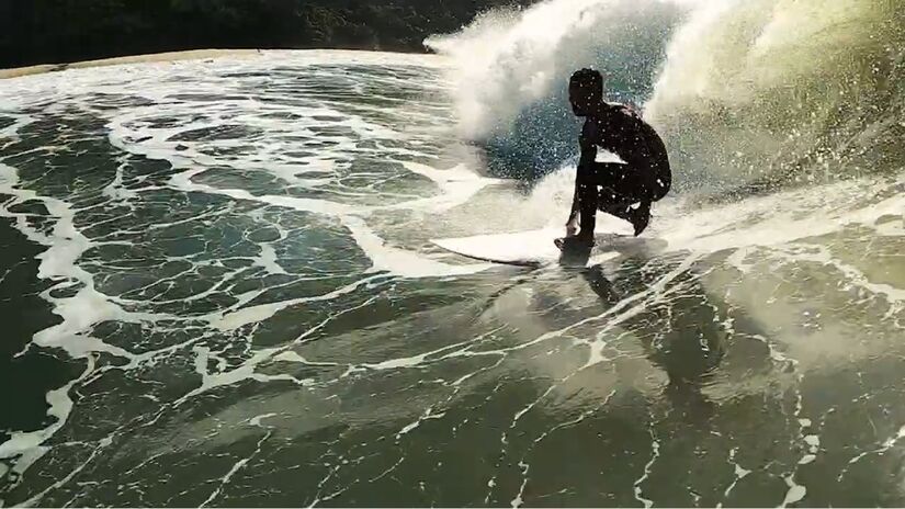 Sem quiosques ou infraestrutura, a Praia Brava pede preparo com água, protetor e calçado adequado, mas recompensa com silêncio, natureza e sensação de isolamento (Fotos: Reprodução/Youtube)