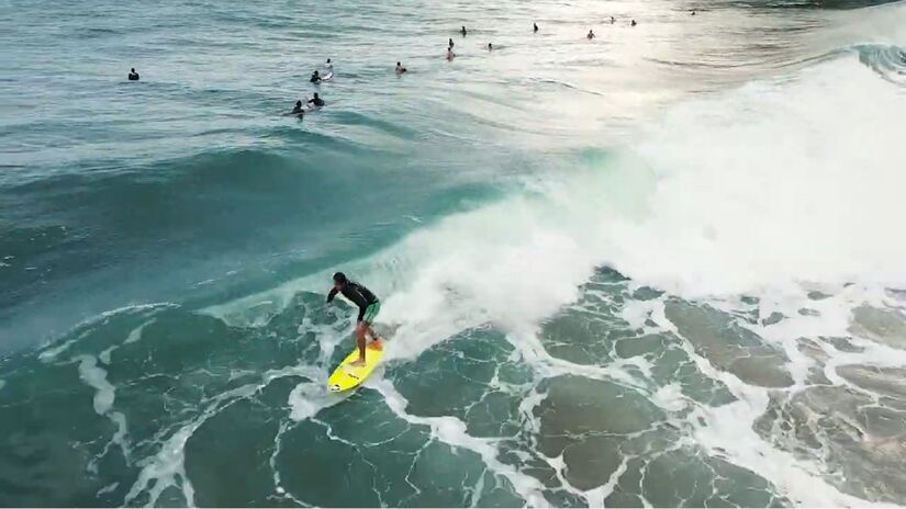 Para chegar até lá é preciso encarar uma trilha de cerca de 2 km, com trechos íngremes e mata fechada, que já entra no clima de aventura.