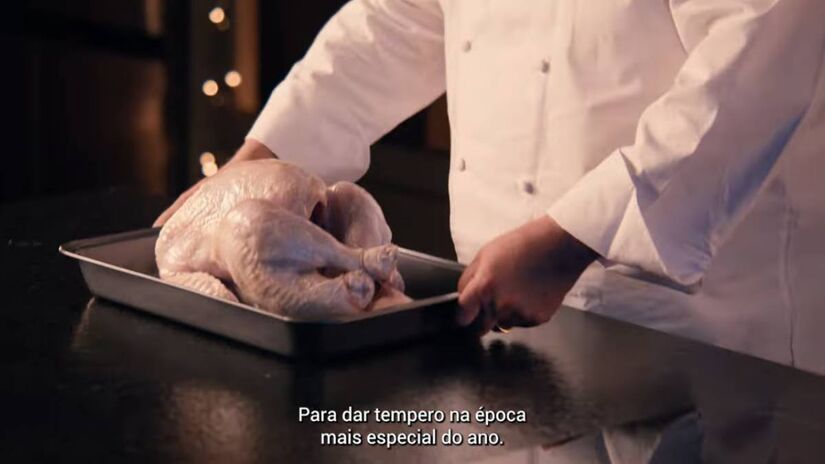 Molho para pincelar feito com manteiga derretida, mel ou melaço, vinagre de vinho branco, ervas frescas e casca de laranja garantindo brilho, cor dourada e sabor levemente agridoce.