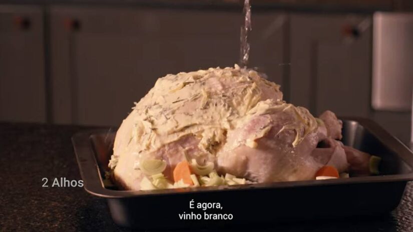 Peru inteiro preparado com manteiga temperada, ervas frescas e toques cítricos garantindo carne suculenta por dentro e pele bem dourada para brilhar na ceia.