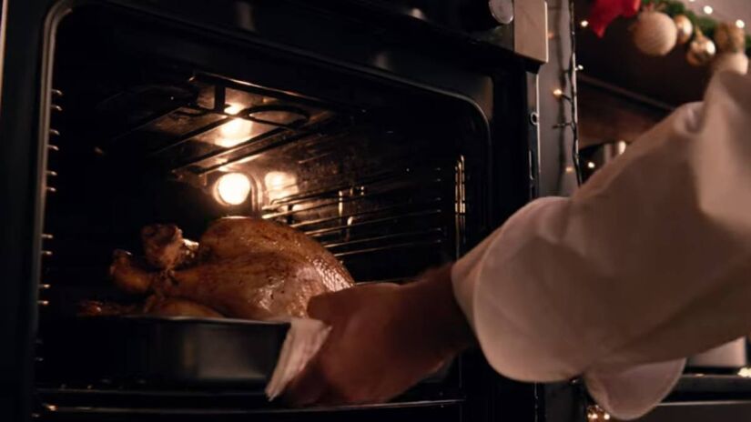 Peru retornando ao forno em temperatura baixa com pinceladas frequentes do molho até o pininho saltar resultado em carne macia, pele crocante e um prato principal pronto para a mesa de festas. Fotos: Youtube