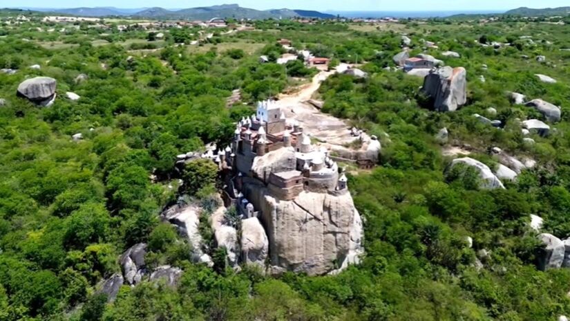 O conjunto impressiona pela simplicidade dos materiais e pelo desenho totalmente autoral