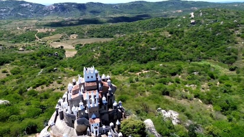 Sem forma&ccedil;&atilde;o na &aacute;rea e sem seguir qualquer orienta&ccedil;&atilde;o t&eacute;cnica, ele construiu tudo de forma intuitiva