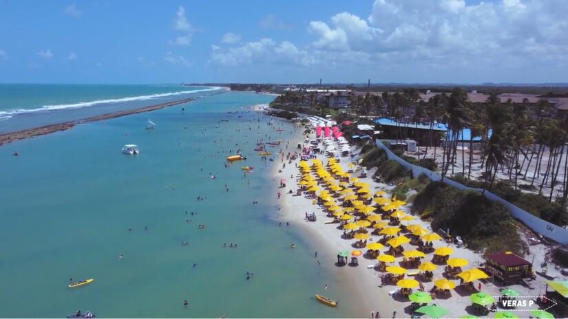 A piscina natural tem &aacute;gua morna e transparente, ideal para banho tranquilo