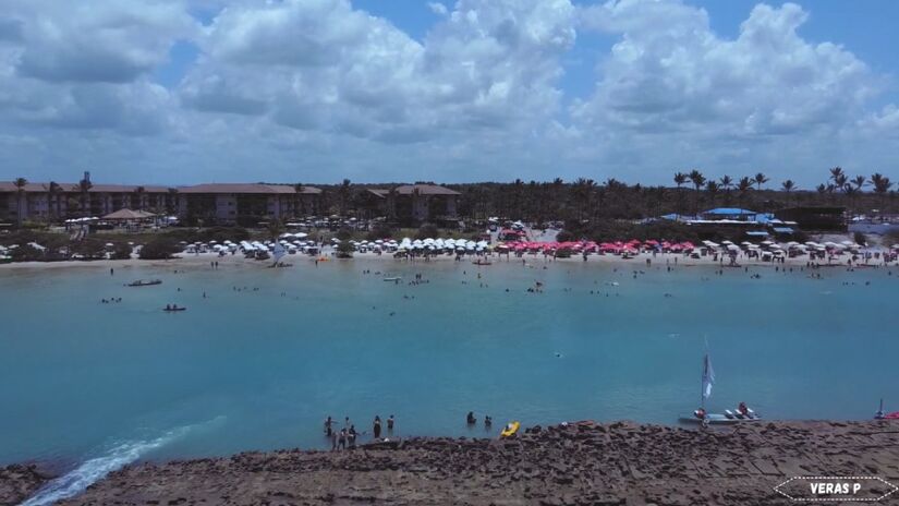 A poucos quil&ocirc;metros de Porto de Galinhas, o destino combina beleza e f&aacute;cil acesso