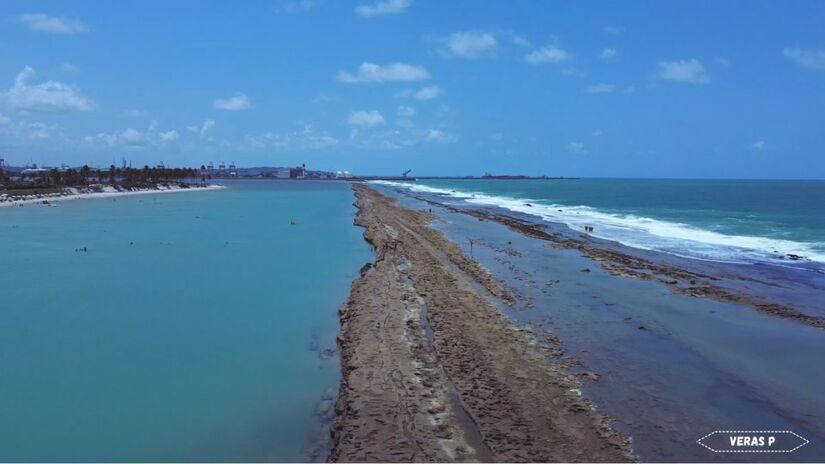 Os arrecifes formam uma barreira natural e seguram as ondas quase o ano todo