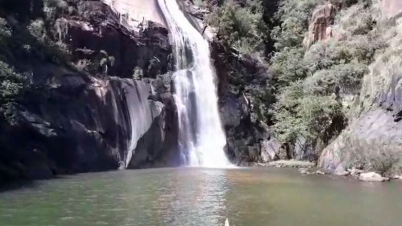 &Eacute; importante destacar que, desde pelo menos 2018, h&aacute; relatos de que o acesso &agrave; Cachoeira Paradise tem sido proibido, com presen&ccedil;a de guardas no local. Fotos: YouTube