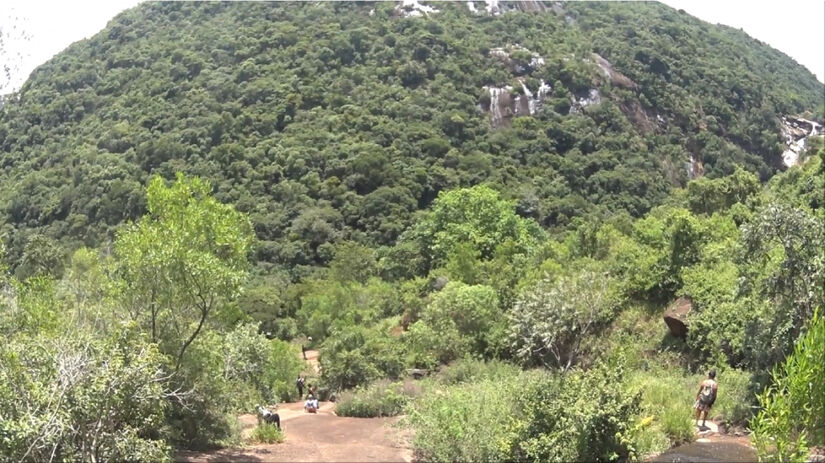 A paisagem vai ficando cada vez mais bonita,&nbsp;com muitas pedras e vegeta&ccedil;&atilde;o. Em alguns trechos, a trilha pode apresentar bifurca&ccedil;&otilde;es e mudan&ccedil;as de terreno, ent&atilde;o vale redobrar a aten&ccedil;&atilde;o, caminhar em grupo e evitar se afastar sozinho.
