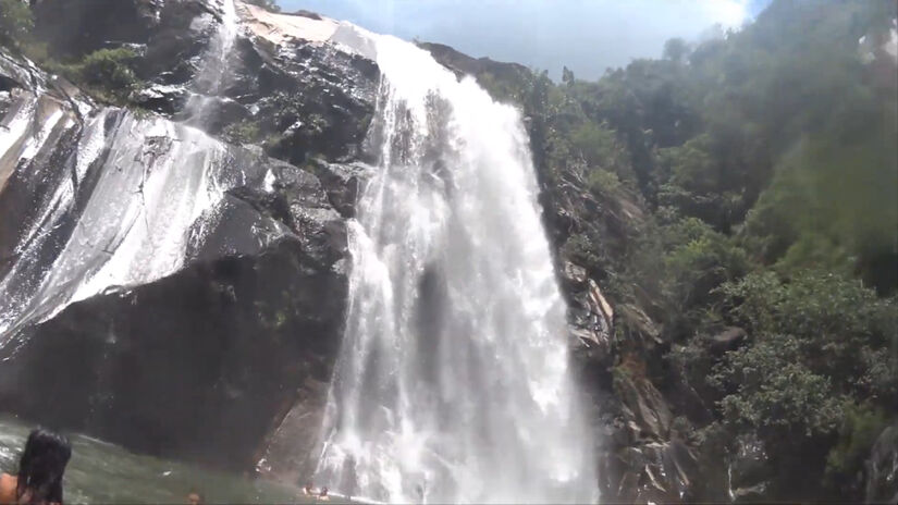 A cidade de Votorantim, localizada no interior de S&atilde;o Paulo e vizinha de Sorocaba, &eacute; mais conhecida pela sua ind&uacute;stria de cimento, mas tamb&eacute;m esconde belezas naturais surpreendentes.&nbsp;O nome, que vem do tupi-guarani e significa "Cascata Branca", j&aacute; entrega um pouco do que a natureza reserva por l&aacute;.&nbsp;