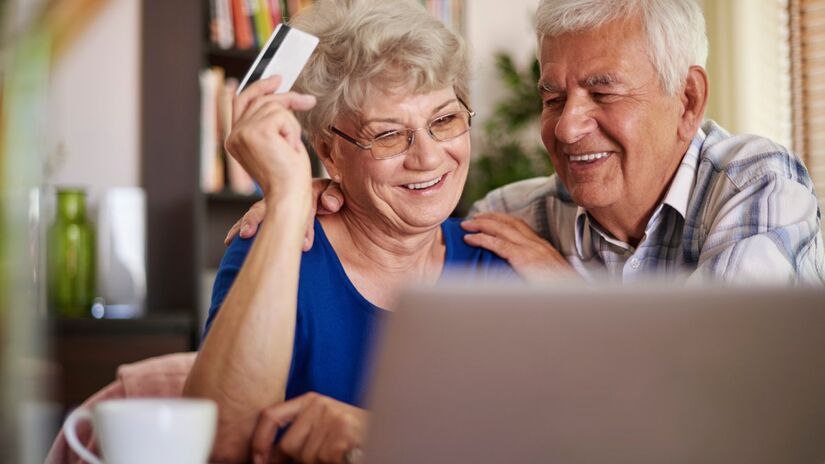 Leis garantem isenções em impostos, medicamentos gratuitos e transporte sem custo para a população idosa