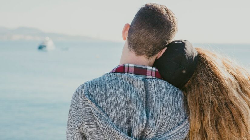 Sagitário passa por uma surpresa afetiva intensa, que quebra padrões antigos e desperta o desejo de construir algo duradouro