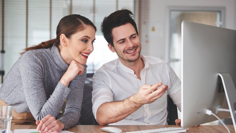 Romances no trabalho continuam acontecendo, mesmo com regras r&iacute;gidas, reuni&otilde;es virtuais e alertas do RH