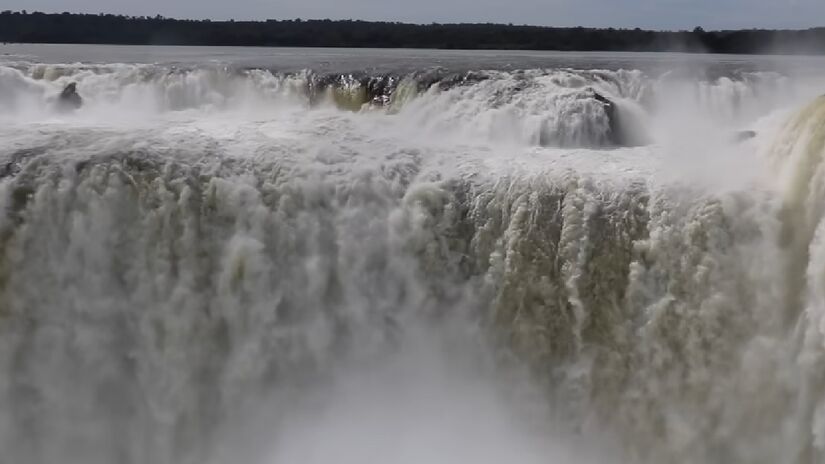 O Parque Nacional do Iguaçu está situado no estado do Paraná, abrangendo 14 municípios em sua microrregião geográfica, incluindo Foz do Iguaçu, Santa Terezinha de Itaipu e Capanema - (Reprodução/YouTube)