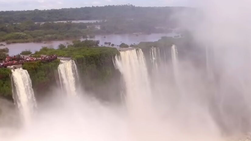 As Cataratas do Iguaçu estão localizadas precisamente entre a cidade brasileira de Foz do Iguaçu e a cidade argentina de Puerto Iguazú. O parque possui fácil acesso por vias terrestres asfaltadas, principalmente pela BR-277 - (Reprodução/YouTube)