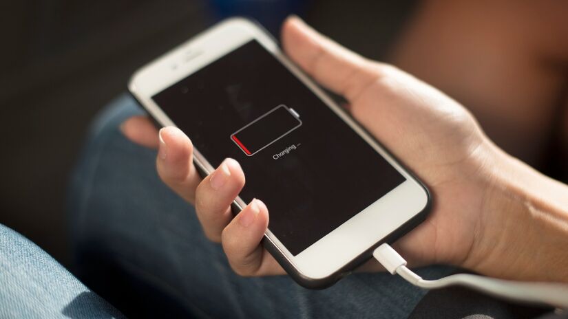 Como tarefa diária, é crucial que o celular receba o carregamento da forma correta, para preservar a vida útil da bateria e evitar danos a longo prazo - (Rawpixel.com/Freepik)
