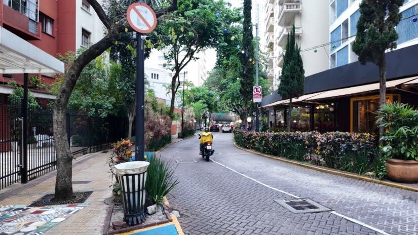 A via fica a poucos passos da estação Anhangabaú