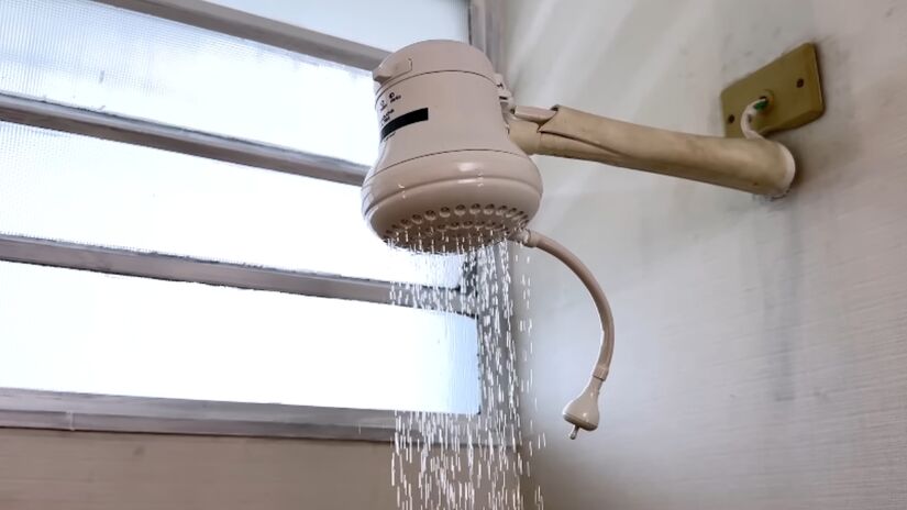 Ao trabalhar com água em fluxo muito baixo, o sistema elétrico aquece mais rápido que o comum, com a resistência ficando parcialmente exposta e não recebendo água suficiente para resfriar enquanto funciona - (Reprodução/YouTube)