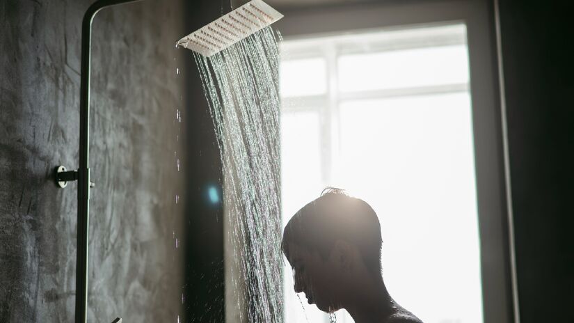 O fluxo baixo aumenta o gasto de energia. Sem água suficiente passando pela resistência, o chuveiro precisa trabalhar por mais tempo para alcançar a temperatura desejada - (Freepik)