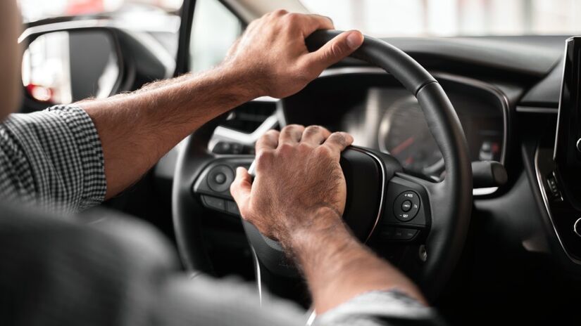 Arrancadas bruscas ou manobras com o intuito de exibi&ccedil;&atilde;o podem ser penalizadas com multas (Fotos: Freepik)