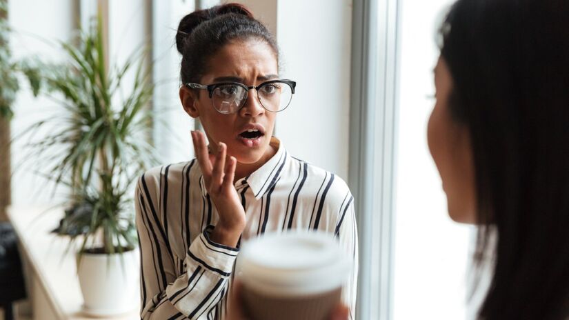 Em grupos, esse padrão pode virar um "escudo identitário", quando críticas externas são tratadas como ameaça e a certeza absoluta toma o lugar do diálogo