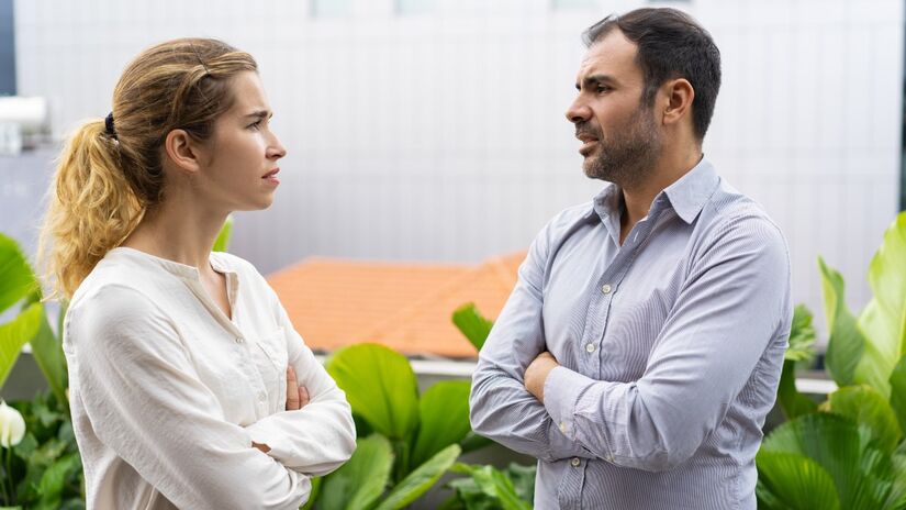 Um dos indícios mais comuns é transformar conversas em competição, com necessidade de vencer discussões, interromper falas e exigir reconhecimento