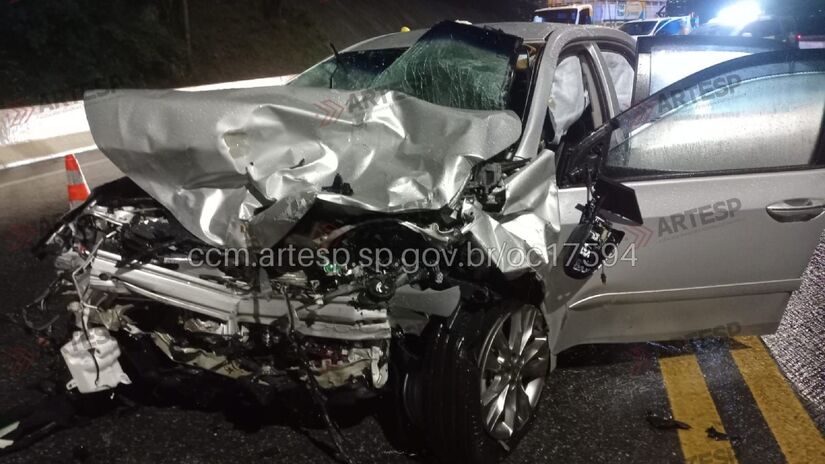 Acidente deixou duas pessoas mortas e feriu outras quatro.