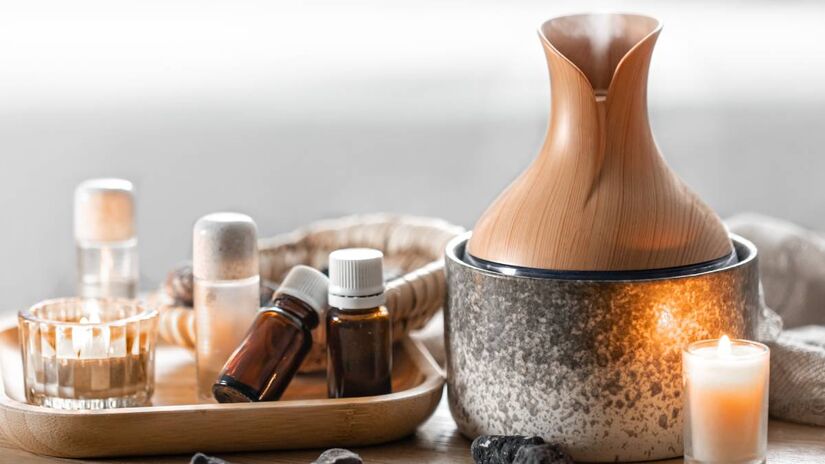 Óleos essenciais de lavanda e camomila são amplamente utilizados em rotinas de relaxamento por contribuírem para a redução de tensão física e mental.