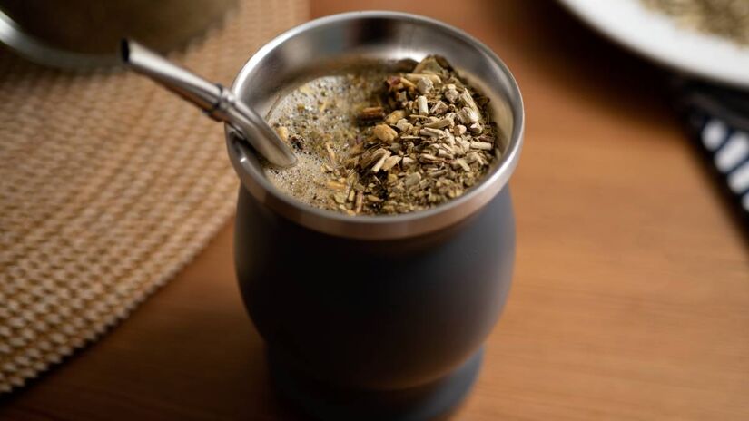 Mais que uma bebida. O mate transcende o status de infusão. É um verdadeiro símbolo de identidade nacional, representando hospitalidade e um ritual social diário. Foto: Freepik