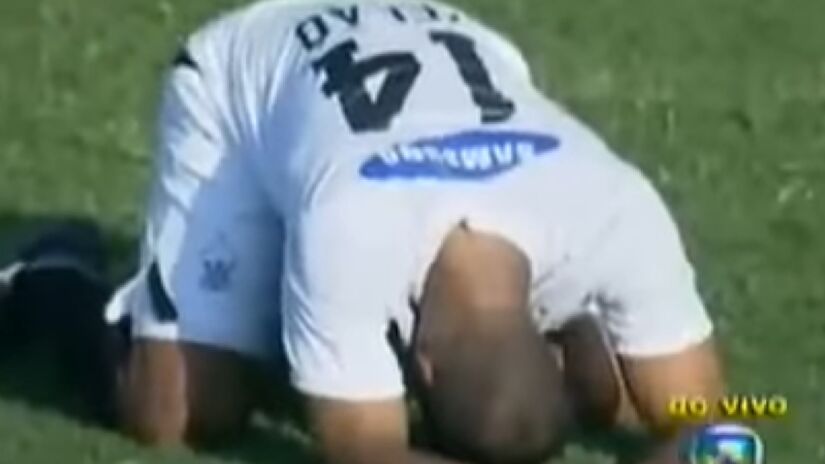 Em 2007, torcedores do Internacional comemoraram a derrota da própria equipe para o Goiás, que resultou no rebaixamento do Corinthians em 2007 - (Reprodução/YouTube)