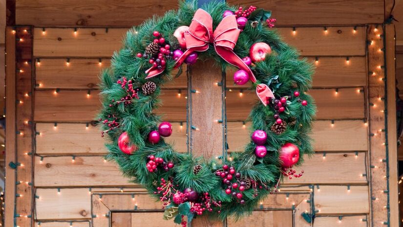 A guirlanda na porta de entrada, por sua vez, tem um papel simb&oacute;lico muito importante