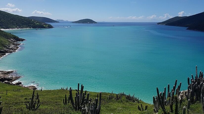 Mirante do Pontal do Atalaia mostra boa parte das praias e da Ilha do Farol, além de ser um dos pontos mais procurados para observar o pôr do sol (Foto: Antônio André Lopes de Oliveira/Wikimedia Commons)
