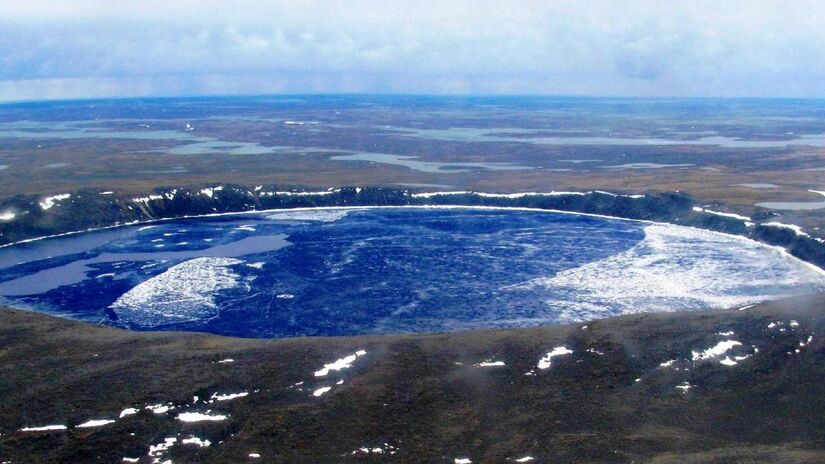 A Pingualuit foi formada por um impacto de meteorito h&aacute; cerca de 1,4 milh&atilde;o de anos. O choque abriu uma cavidade profunda e manteve bordas elevadas, que hoje se destacam como um anel acima do terreno ao redor.