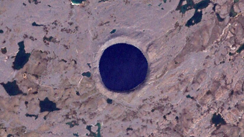 O di&acirc;metro da cratera &eacute; de 3,44 km e a profundidade total chega a aproximadamente 400 metros. As bordas se erguem cerca de 160 metros acima da tundra, o que ajuda a explicar por que ela &eacute; vista de longe. Fotos: Wikimedia Commons