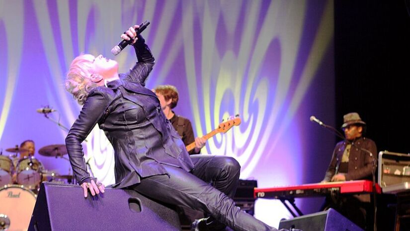 Cyndi Lauper foi uma das artistas que marcou a música internacional nos anos 80 (Fotos: Eva Rinaldi/Wikimedia Commons)