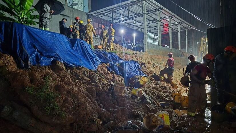 Volume intenso de chuva provocou deslizamentos e deixou v&iacute;timas em diferentes regi&otilde;es | Divulga&ccedil;&atilde;o/Corpo de Bombeiros