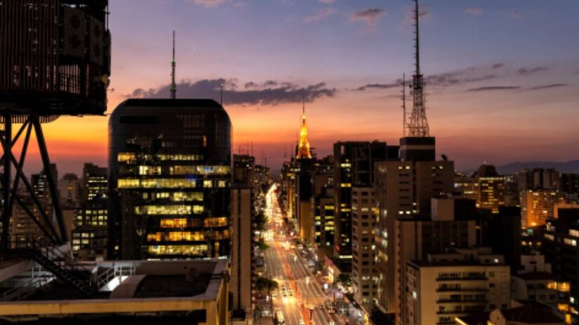 A capital paulista vive um ano histórico ao ser reconhecida simultaneamente como o Melhor Destino Turístico do Brasil e o Melhor Destino Gastronômico do Mundo em 2025. Essa dupla conquista reflete a maturidade da infraestrutura urbana e a capacidade única da cidade de unir negócios e lazer em uma experiência de alto padrão.