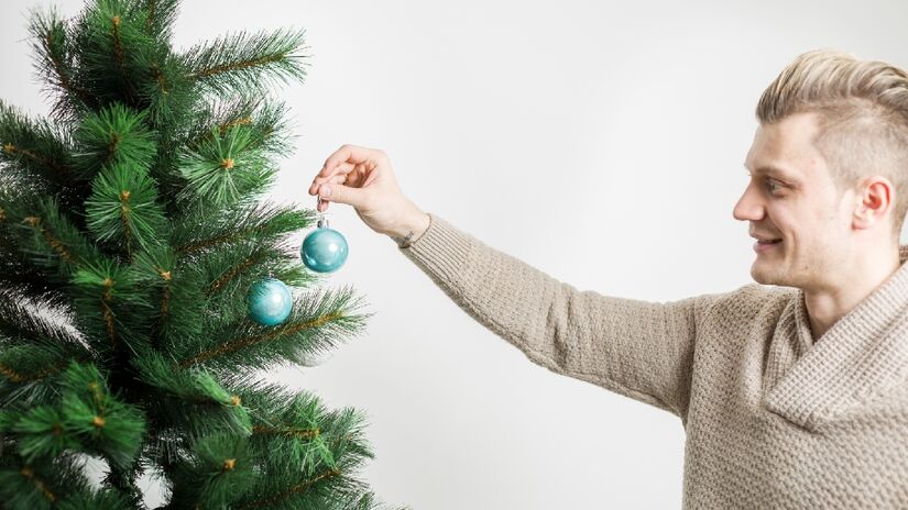 Utilizar menos enfeites não significa necessariamente menos beleza, mas sim uma decoração mais pensada e intimista - (Freepik)