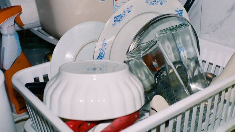 A louça deve ser lavada e colocada no escorredor para secar naturalmente, sem colocar um paninho sobre as peças nem as esfregar - (Zechen Li/Pexels)