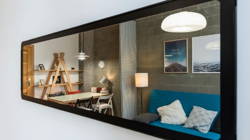 Use espelhos: na decoração, os espelhos são expansivos e dão a impressão de um ambiente mais amplo. Utilize eles para dar uma sensação de amplitude para sua casa. Amy também acredita que eles podem atrair boas energias para sua casa. Imagem: Pexels