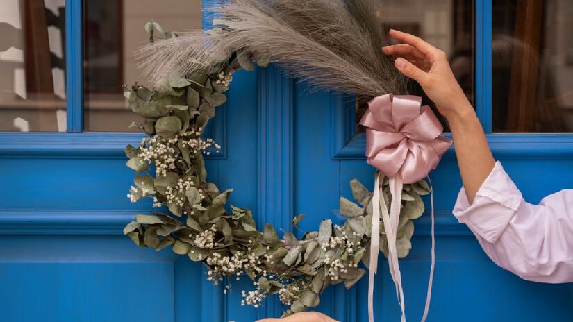 Para pendurar a guirlanda, recomenda-se usar fitas firmes que possam ser removidas sem marcas na porta (Fotos: Freepik)