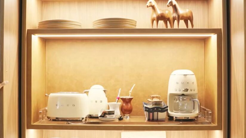 Ana Castela explica que basta pedir à Alexa para "ligar o cinema" e o estúdio vira uma sala de projeção, ideal para jogar videogame e assistir vídeos.