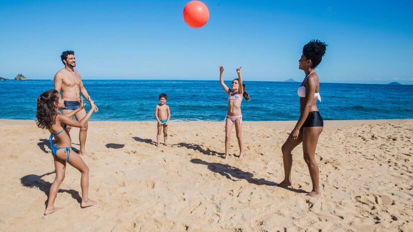 Com a chegada da alta temporada, que ocorre de dezembro a março, prevalecem restrições à prática esportiva na areia entre 7h e 18h. Foto: Freepik