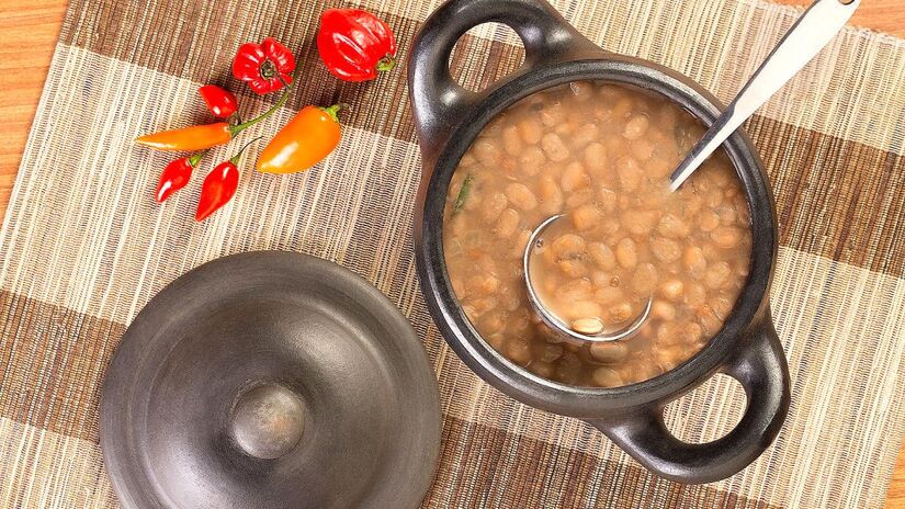 Se a ideia principal for prolongar a conservação, adicionar uma camada fina de azeite por cima do feijão antes de fechar o pote pode ajudar - (Divulgação/Ajinomoto)