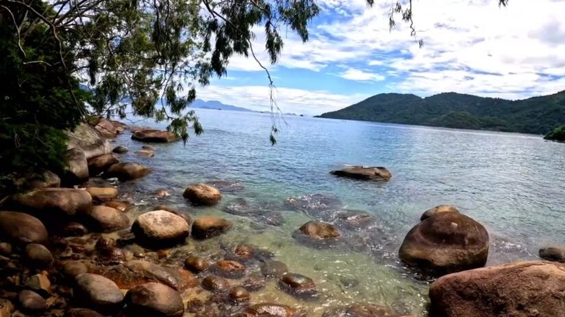 5. Praia da Feiticeira, em Ilha Grande, Rio de Janeiro (Foto: Reprodução YouTube/Mundando afora)