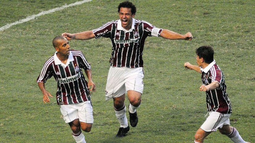As derrotas de São Paulo e Palmeiras para o Fluminense afastaram o título brasileiro de 2010 do Corinthians. O troféu acabou com o Tricolor Carioca - (Divulgação/Photoarena)