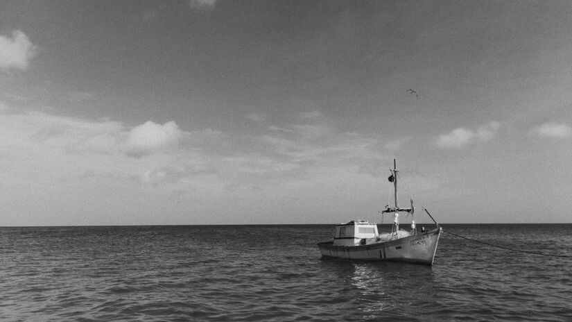Antigamente, os barcos eram feitos de madeira e ficavam expostos a organismos que se fixavam no casco; a tinta de cobre vermelha ajudava a afastar essas espécies marinhas