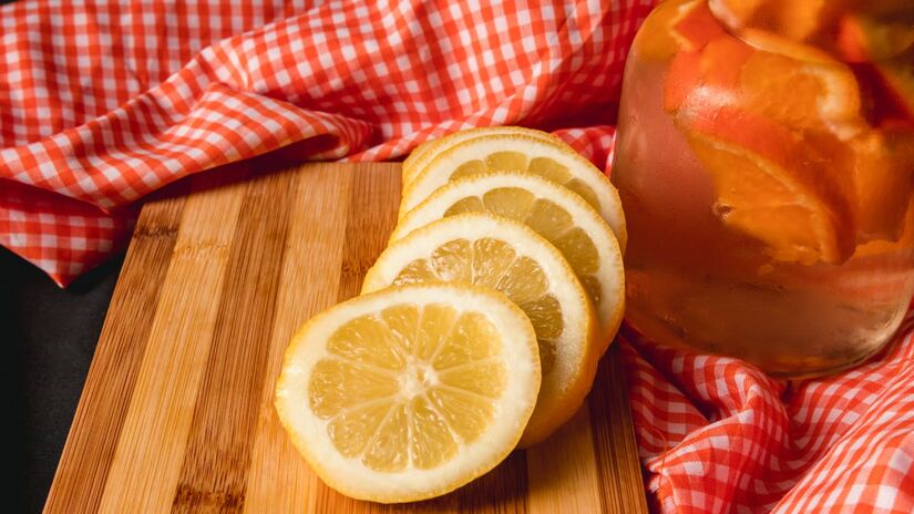 Na hora de esfregar, as soluções quebram a gordura e reduzem a aderência das manchas mais resistentes (Fotos: Freepik)