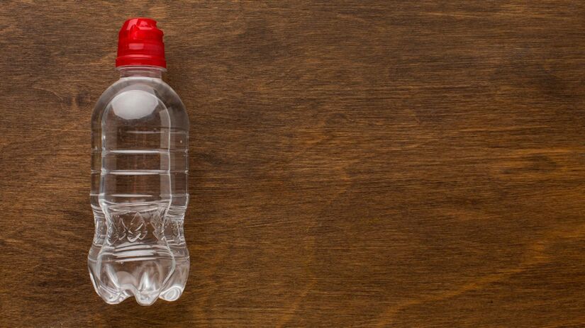 A jovem explica que jogar uma garrafa de &aacute;gua sob a cama logo ao entrar no quarto pode ajudar na pr&oacute;pria seguran&ccedil;a